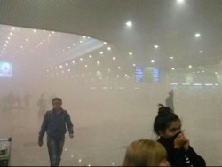 Evacúan aeropuerto de Moscú por incendio