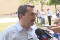 Avanza entrega de uniformes y útiles.