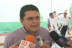 Retiran carpeta dañada por humedad.