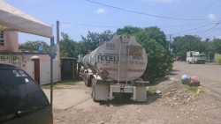 ¡Pipa con doble remolque cargada de combustible se introdujo a dos viviendas en Mazatlán!