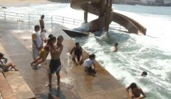 Carpa Olivera restringe acceso a bañistas por presencia de alto oleaje, debido al mar de fondo.