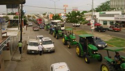 Productores movilizan maquinaria en protesta por la falta de pagos