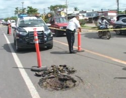 ¡Otra vez se hunde un tramo de pavimento en la carretera Internacional!