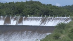 Aumentan derrames por el vertedor de la presa Sanalona