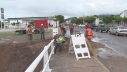 Brigadistas del ayuntamiento inician con la rehabilitacion del puente que cruza colonia Amistad