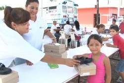 Entregan zapatos a estudiantes de educación básica que viven en la zona rural.