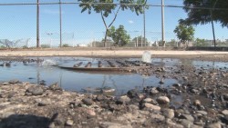 Brotan aguas negras por coladeras en fraccionamiento Villa Verde
