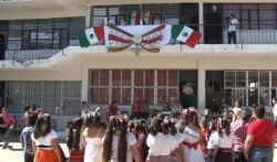 Escuelas de educación básica realizan representaciones de la lucha de Independencia.