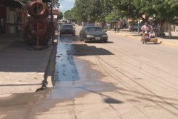 Quejas por rebosamiento de drenaje en sindicatura de Villa Juárez
