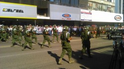 Gran despliegue de personal y unidades tácticas de las fuerzas armadas en el Desfile Cívico-Militar