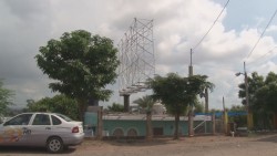 Vecinos de la colonia Salvador Alvarado, piden se retire la estructura de espectacular que pone en riesgo su integridad