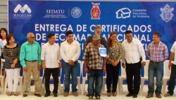 Más de 400 ciudadanos reciben sus certificados de posesión por parte del Ayuntamiento.