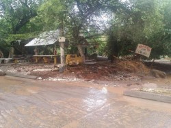 Daños severos en caminos, vados y viviendas en Sinaloa municipio, por lluvias