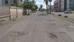 Reportan baches por la calle Universo en fraccionamiento La Conquista