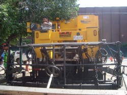 Máquina de micro-bacheo "impermeabiliza" pavimentos para evitar grietas.