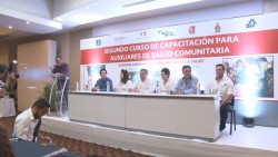 Capacitan a auxiliares de salud comunitaria.
