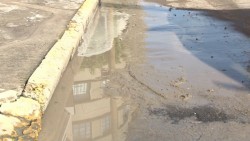 La calle Belizario Domínguez llena de lodo y heces fecales, por reparación de tubería de drenaje