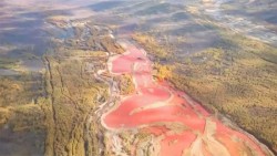 Un vertido incontrolado de un yacimiento de metales preciosos tiñe de rojo un río en Rusia
