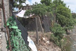 Temen que se caigan sus viviendas por cauce de arroyo