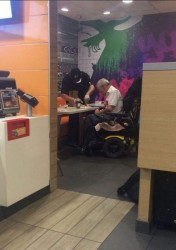 Un empleado de McDonald's, premiado tras parar de trabajar para ayudar un discapacitado