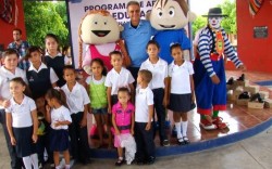 Se beneficia a más de 600 niños con apoyo de zapatos en El Habal.