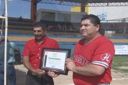 Honores a Eleazar Valenzuela en Los Altos