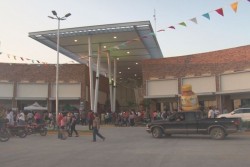 Paseo San Isidro ofrece productos y servicios con tiendas Ley y Coppel.