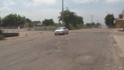 Arreglan calle, pero ya empiezan a salir de nuevo los baches