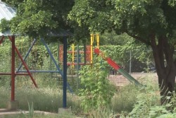 Parque lleno de maleza en Villas del Real