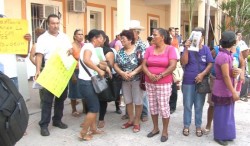 Habitantes de la Invasión San Antonio se manifestaron en palacio municipal.