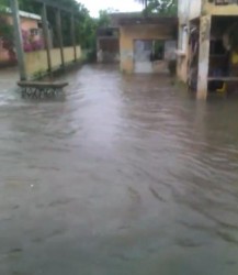 Desbordamiento de arroyo provoca serias inundaciones en Villa Unión, por varias horas.