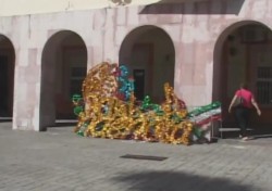 Retiran adornos patrios y colocan pendones de cultura.