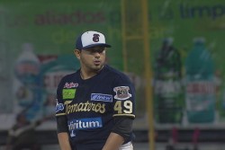 Chava Valdez  al inaugural de los Tomateros