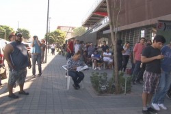 Largas colas para el inaugural de Tomateros