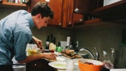 Joven universitario abre y opera restaurante en su residencia estudiantil
