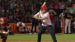Asiste Julión Álvarez como invitado especial a juego de Venados de Mazatlán.