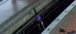 Detienen a una mujer por practicar yoga en las vías del metro de Washington