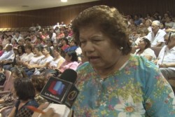 Se manifiestan profesores jubilados en el congreso.