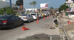 Trabajos de construcción de banquetas mantienen lento el tráfico en la zona turística de Mazatlán.