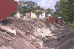 Está por caerse barda del Panteón 21 de Marzo