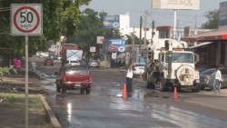 Trabajan en fuga de drenaje por aceite que tiran los vecinos