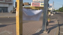 Reaparecen mantas denunciando abusos de la Marina contra la población civil