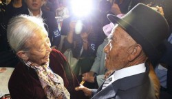 Familias de las dos Coreas se reencuentran entre lágrimas y abrazos 60 años después