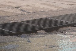 Denuncian alcantarilla en mal estado en fraccionamiento Cañadas