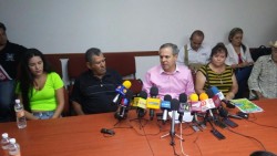 Se reúnen manifestantes con el Secretario General de Gobierno