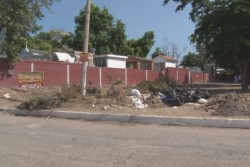 Piden que arreglen el callejón El Barrio y retiren basura