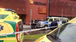 Hombre enmascarado mata a maestro y alumno en escuela en Suecia