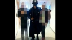 Enmascarado en Suecia se tomó fotos con alumnos, antes de atacarlos