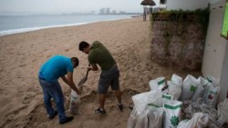 Se mantiene alerta en 13 estados de México por huracán Patricia