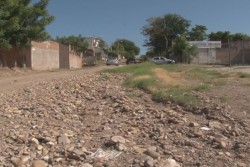Llena de piedras, basura y hasta llantas la calle Adalberto Tejeda